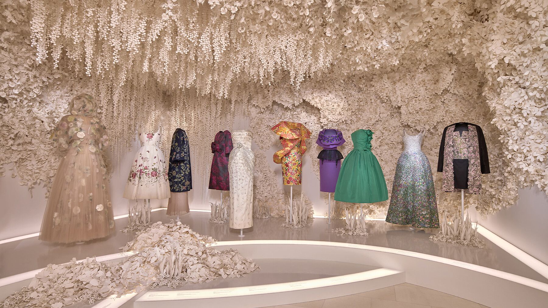 クリスチャン・ディオール展 カタログ Christian Dior : Jardins Rêvés - news-savoir-faire - Fashion
