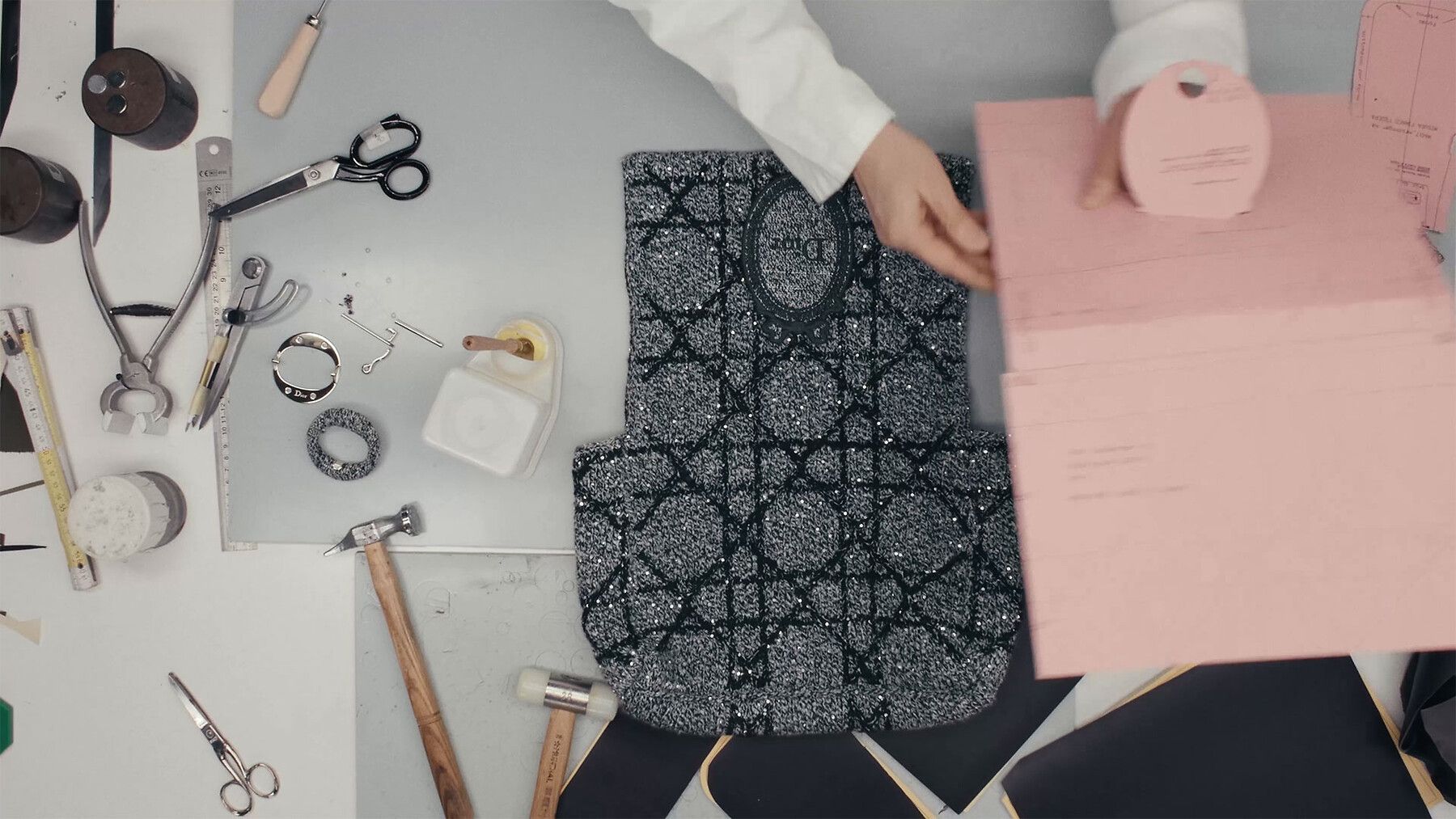 The Dior Médaillon Messenger bag - news-savoir-faire - Fashion
