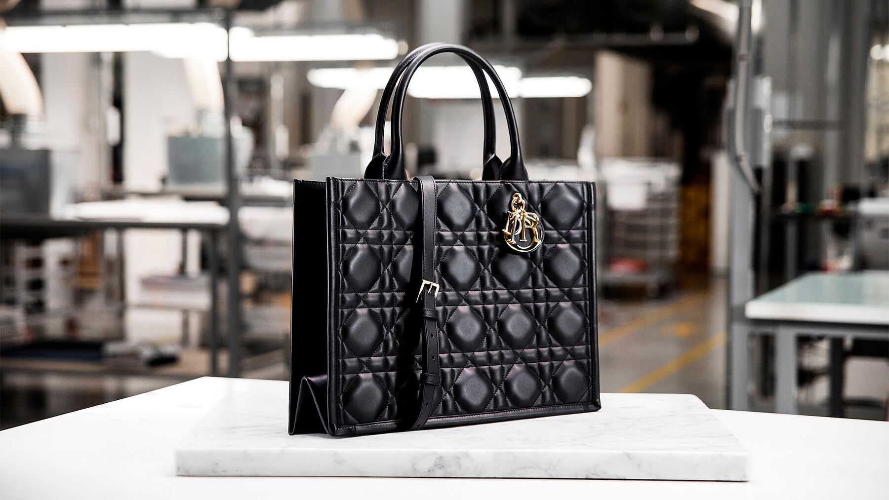 DIOR | 「ディオール ブックトート」マクロカナージュ レザー - News