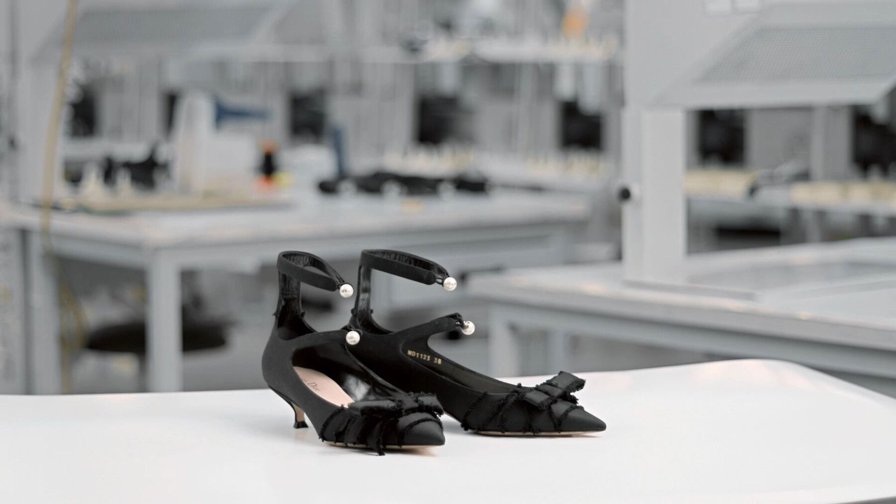 The savoir-faire of the Adiorable pumps - News & Défilés | DIOR US