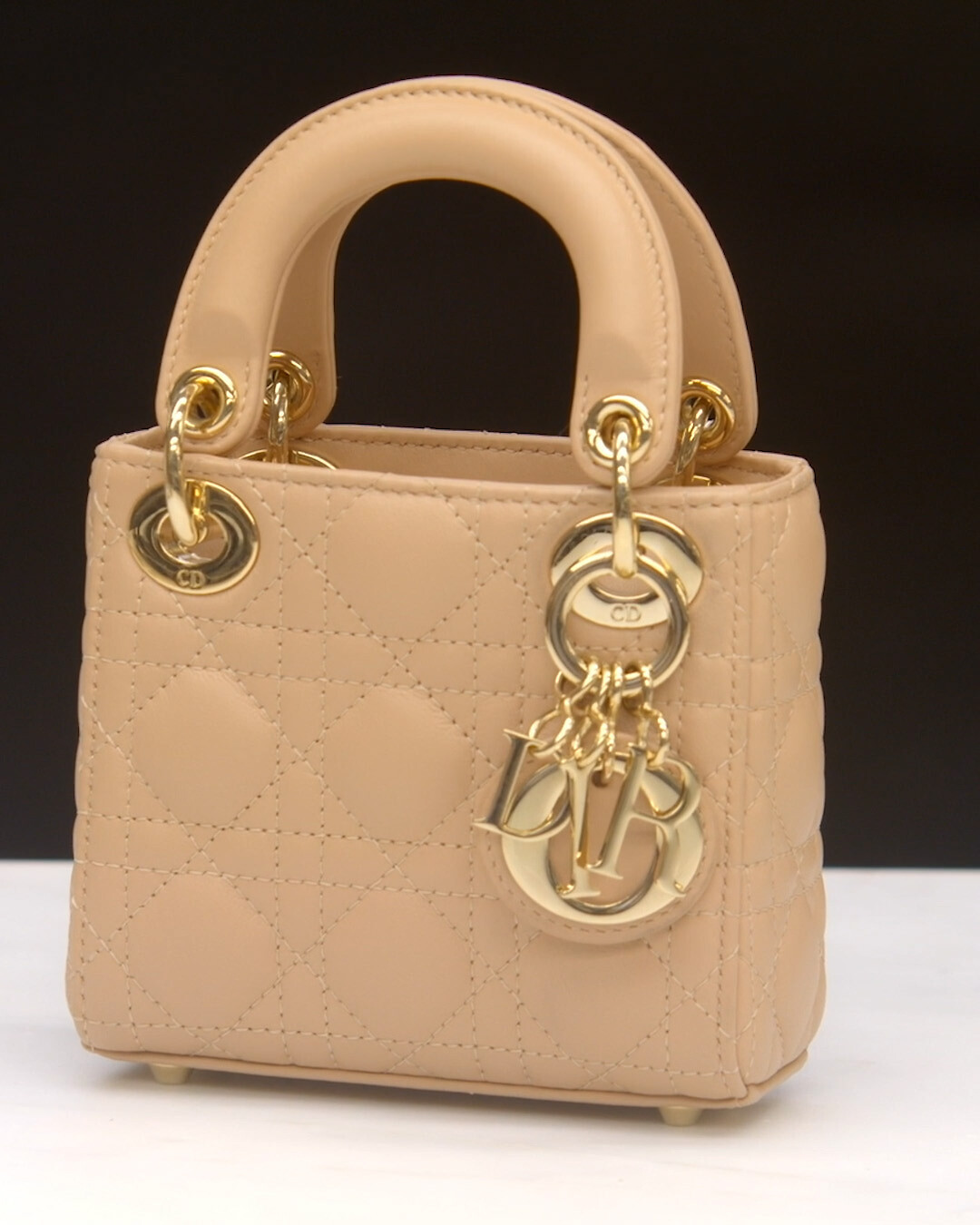 Dior Lady Dior マイクロバッグ カナージュ ラムスキン Lady Dior マイクロバッグ パウダーピンク カナージュ ラムスキン